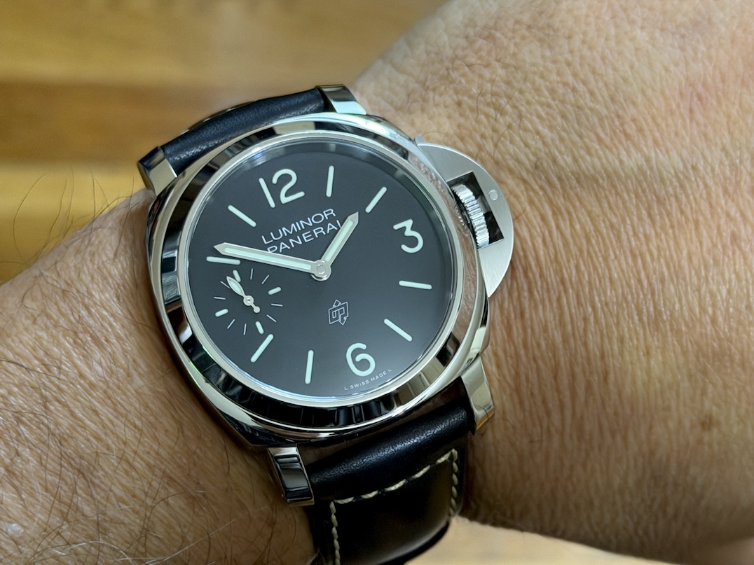 Panerai Luminor Logo PAM01084 44mm Mechanical Wind Black Dial with Logo Box Papers Card Year 2025