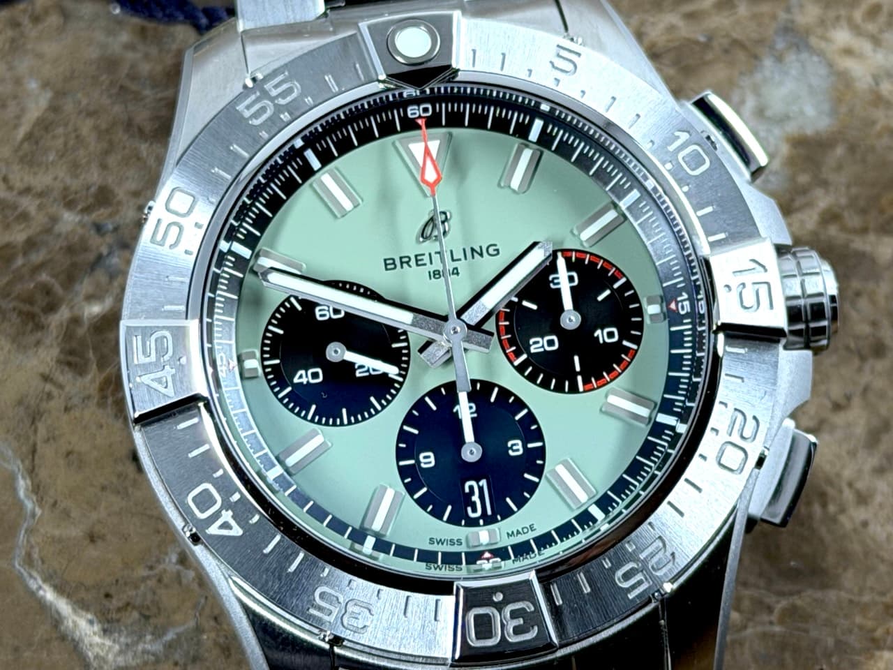 BREITLING Avenger B01 Chronograph 44 Automatic Green Black with Box Papers Card AB0147101L1A1 Never Worn