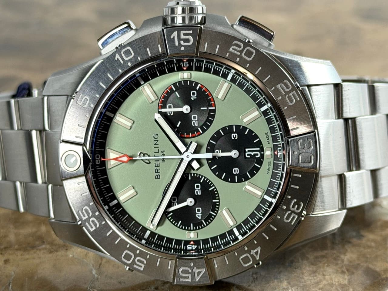 BREITLING Avenger B01 Chronograph 44 Automatic Green Black with Box Papers Card AB0147101L1A1 Never Worn