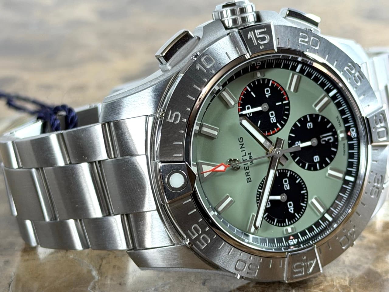 BREITLING Avenger B01 Chronograph 44 Automatic Green Black with Box Papers Card AB0147101L1A1 Never Worn