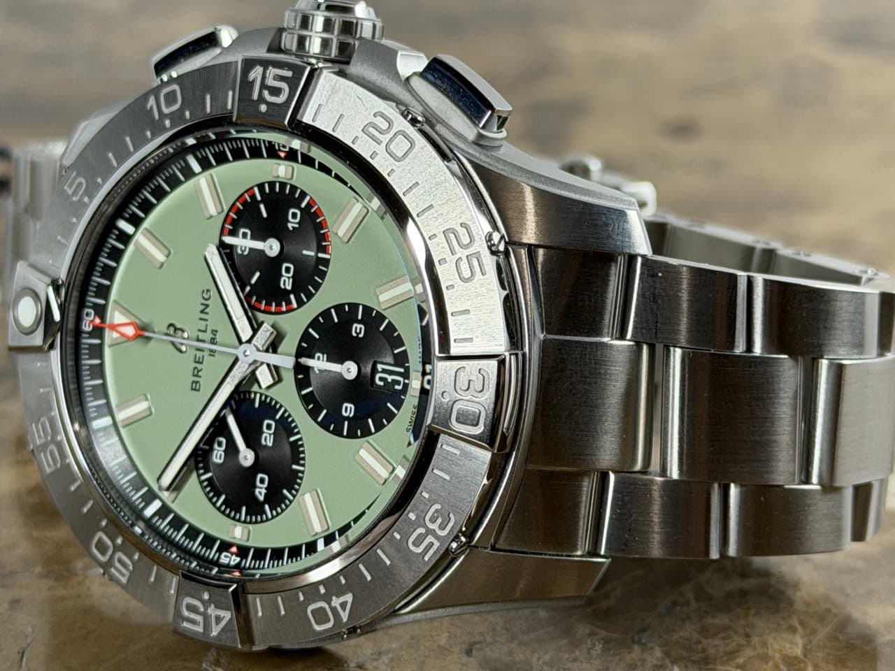 BREITLING Avenger B01 Chronograph 44 Automatic Green Black with Box Papers Card AB0147101L1A1 Never Worn