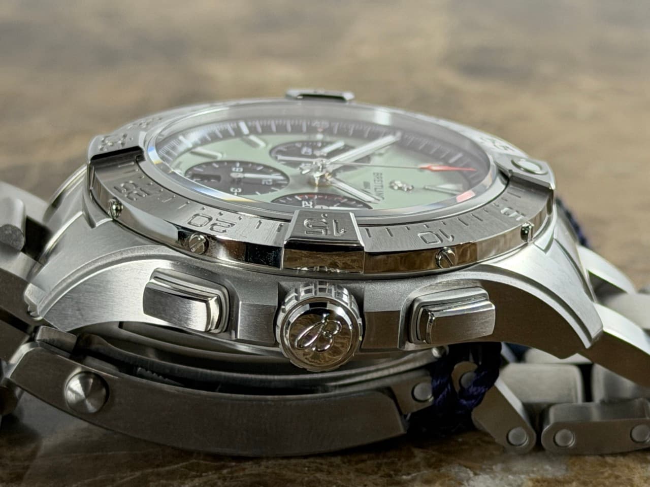 BREITLING Avenger B01 Chronograph 44 Automatic Green Black with Box Papers Card AB0147101L1A1 Never Worn