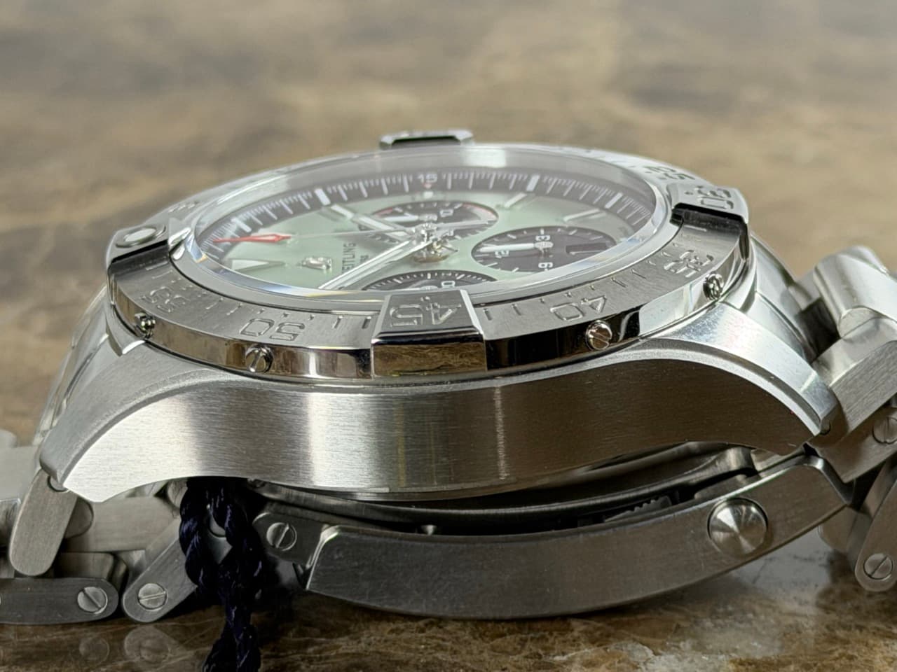 BREITLING Avenger B01 Chronograph 44 Automatic Green Black with Box Papers Card AB0147101L1A1 Never Worn