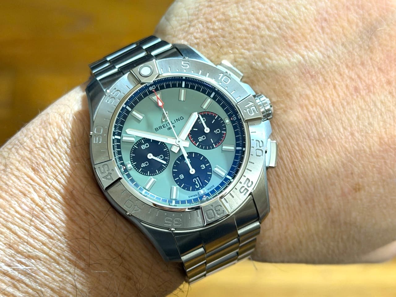 BREITLING Avenger B01 Chronograph 44 Automatic Green Black with Box Papers Card AB0147101L1A1 Never Worn