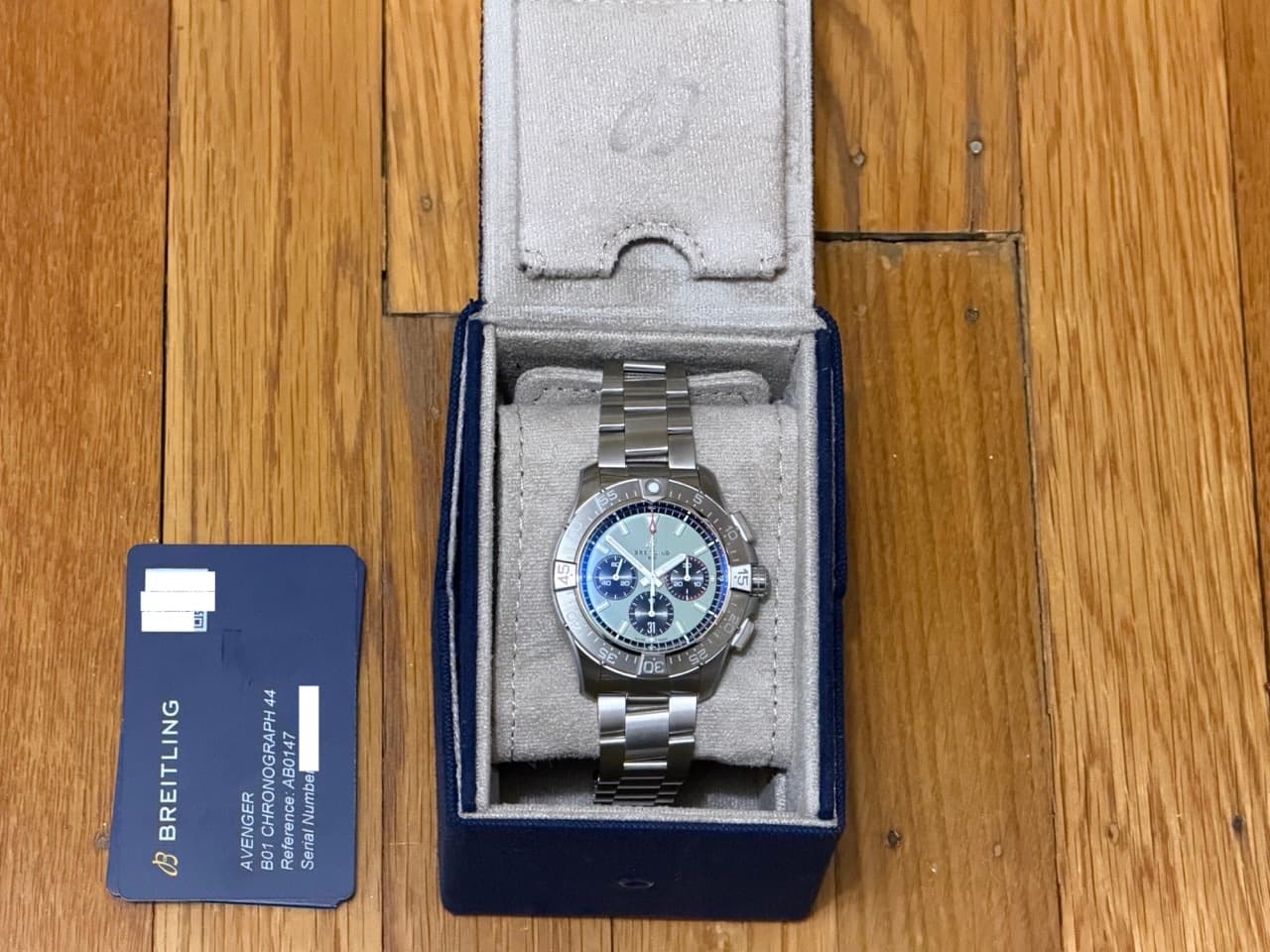 BREITLING Avenger B01 Chronograph 44 Automatic Green Black with Box Papers Card AB0147101L1A1 Never Worn